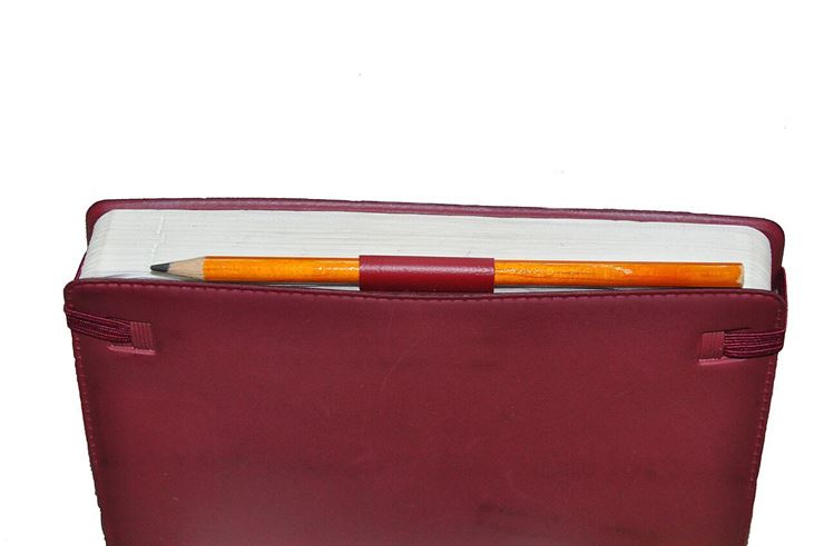 桌面上的日程本与铅笔，用于说明批量作业按日程自动执行的场景